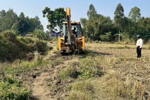 बुवाको स्मृतिमा खेल मैदान बनाउन जग्गा दान