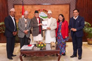 प्रधानमन्त्रीलाई संस्कृत विश्वविद्यालयको जग्गा खोजबिन समितिको प्रतिवेदन हस्तान्तरण   